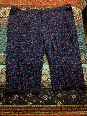 St John’s Bay Women’s Navy Floral Print capri pants - 24W